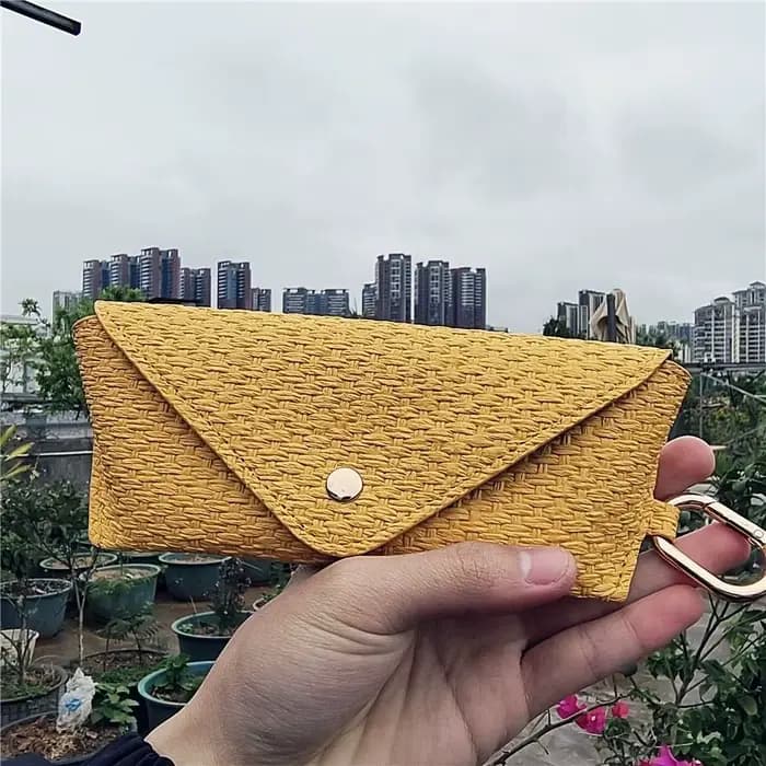 Étui à lunettes en cuir à motif tissé avec crochets