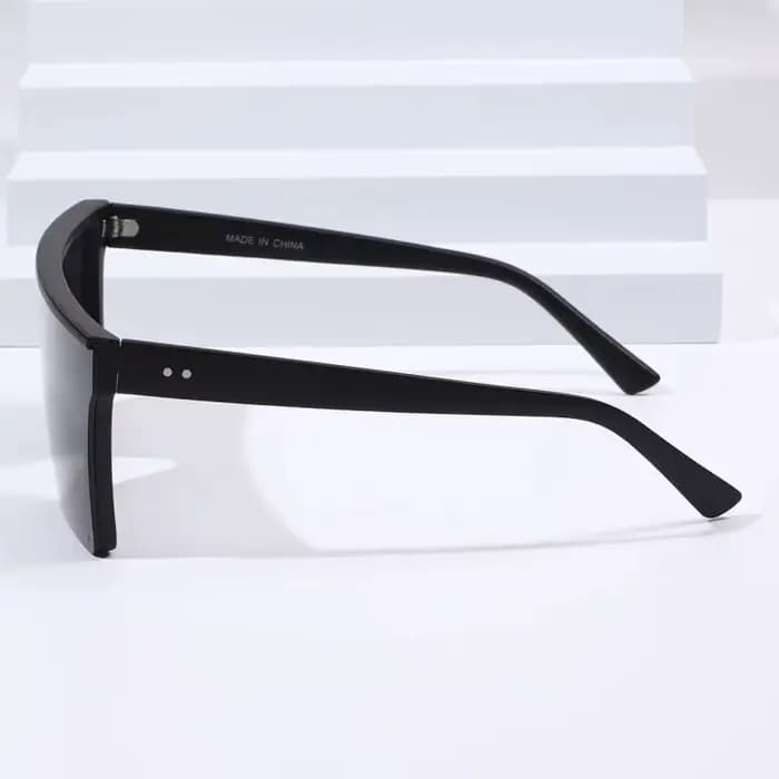 Lunettes de soleil une pièce à grande monture