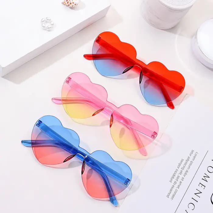 Lunettes de soleil colorées en forme de cœur