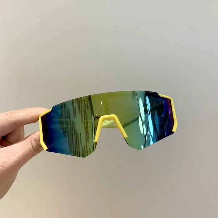 Beaux lunettes de soleil pour garçon