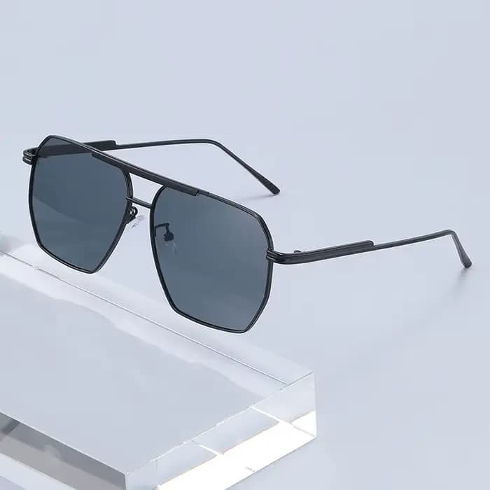 Lunettes de soleil pilote à monture dorée