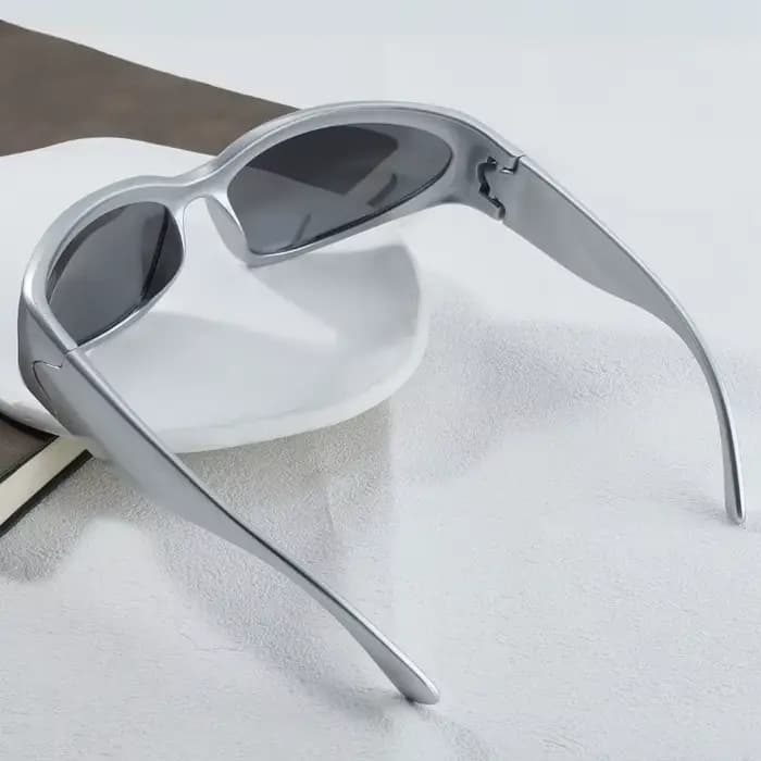Lunettes argentées à monture irrégulière de style Y2K