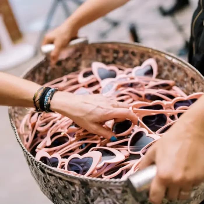 100 paires de lunettes de soleil en forme de cœur pour mariage