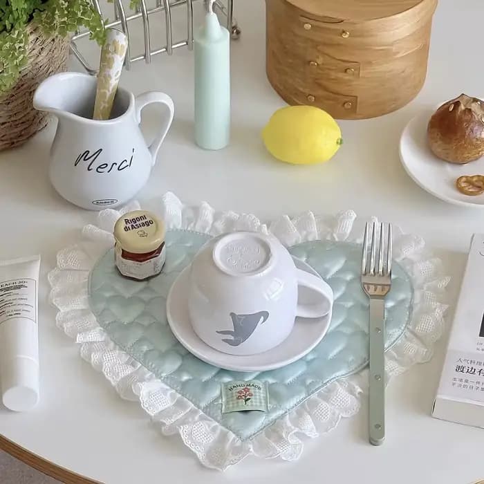 Dessous de verre en dentelle en forme de coeur avec surface satinée, isolation simple et dessous de verre résistant à la chaleur