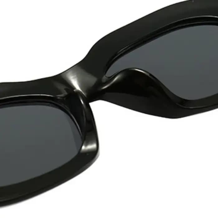 Une paire de lunettes de soleil PC pour hommes et femmes avec les nouvelles