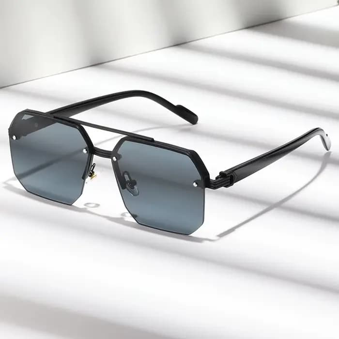 Une paire de lunettes semi-cerclées à double pont