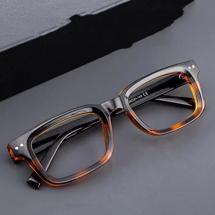 Les nouvelles lunettes à petite monture Nerdy en écaille de tortue caractéristiques un cadre et un temple de lumière