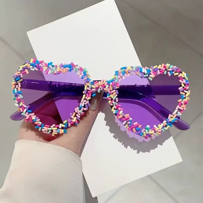 Lunettes de soleil colorées en forme de cœur