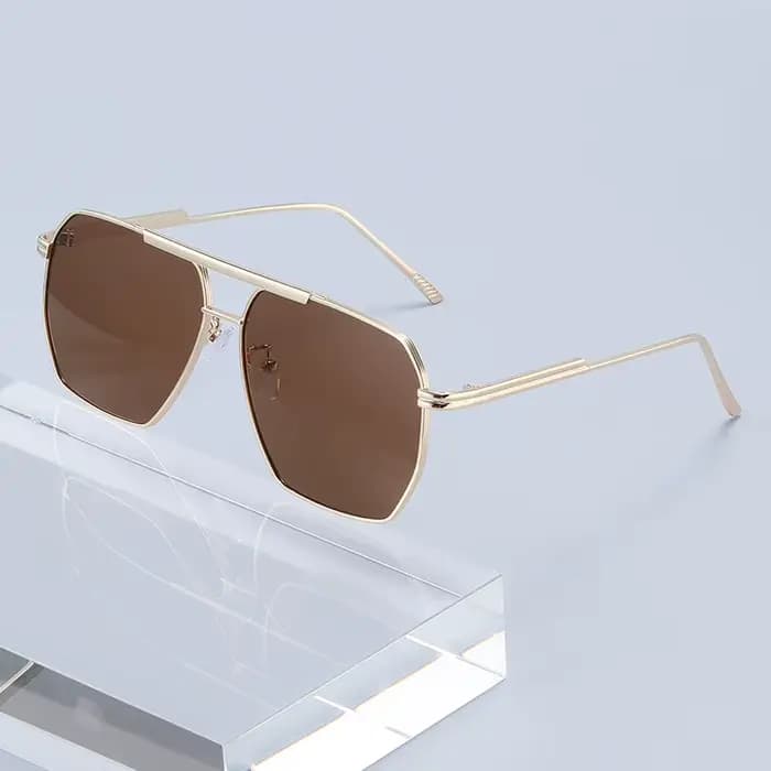 Lunettes de soleil pilote à monture dorée
