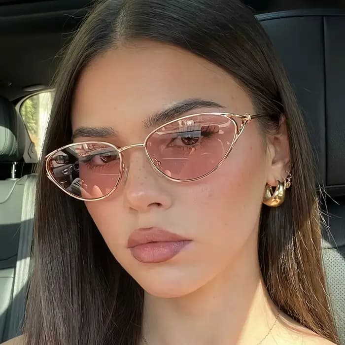Lunettes de soleil œil de chat tendance pour femme avec petite monture métallique