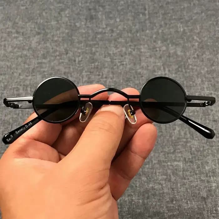 Petites lunettes de soleil rondes à monture ultra en métal
