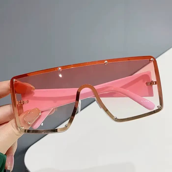 Lunettes de soleil futuristes à grande monture