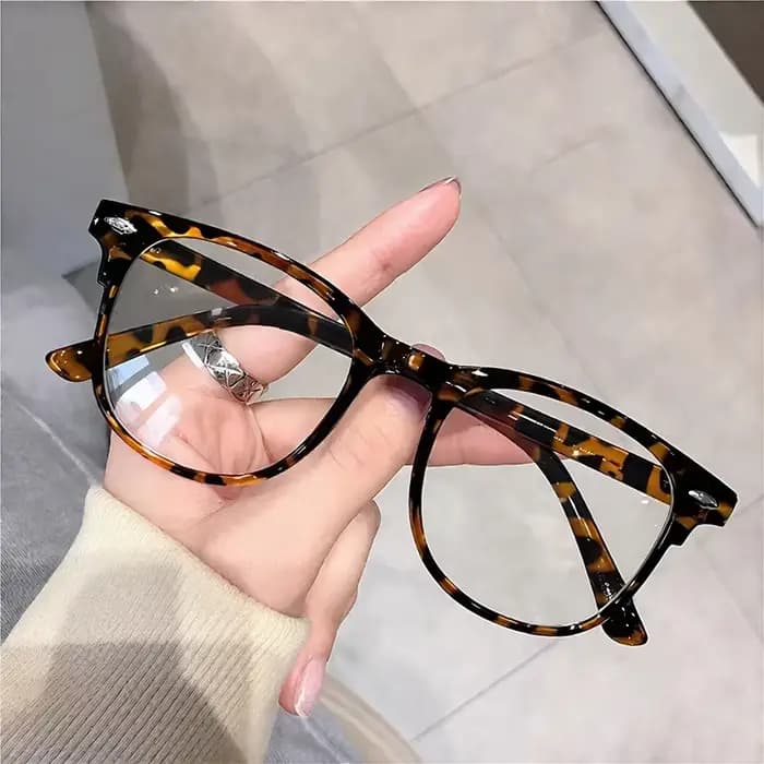 Lunettes à monture ronde à la mode avec verres transparents
