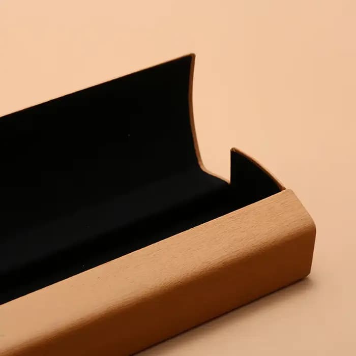 L'étui à lunettes à clapet de style grain de bois peut être équipé d'un étui