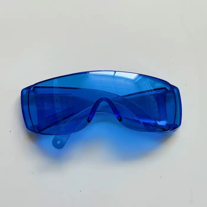 Lunettes de soleil décoratives aux couleurs vives