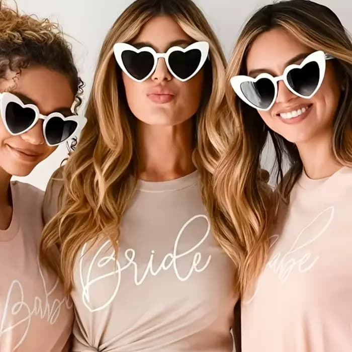 Lunettes unisexes blanches en forme de cœur avec verres noirs