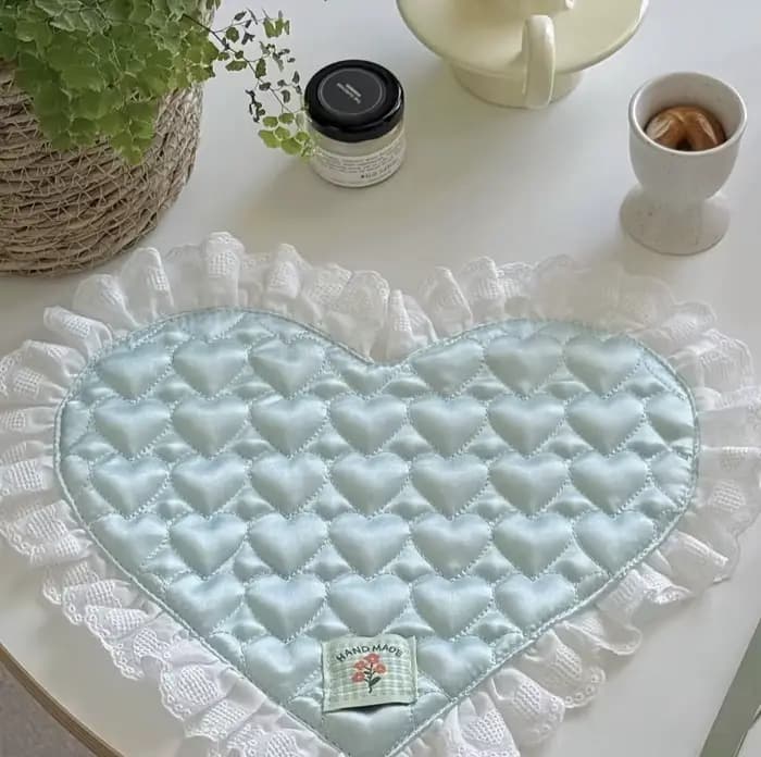 Dessous de verre en dentelle en forme de coeur avec surface satinée, isolation simple et dessous de verre résistant à la chaleur