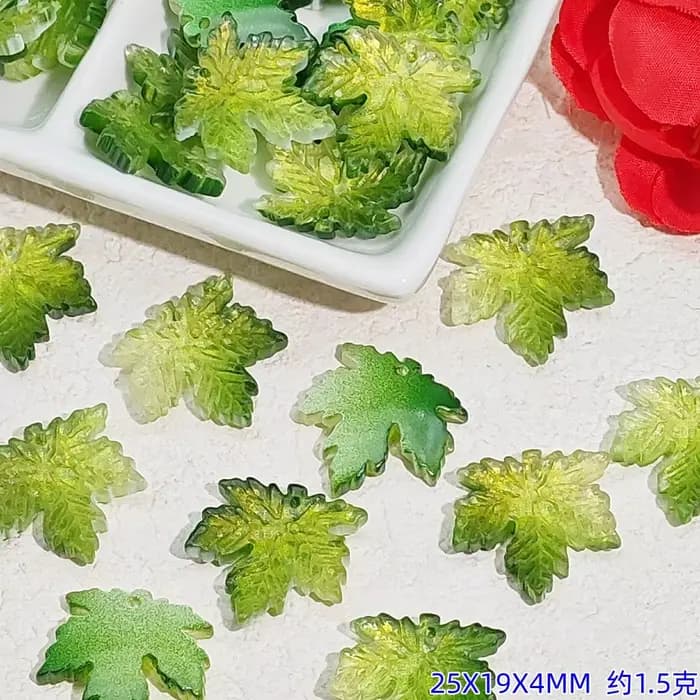 25 pièces de perles en forme de feuille d'érable vintage émaillées 25x19x4 mm, breloques en verre transparent irisé pour accessoires de bijoux faits à la main DIY