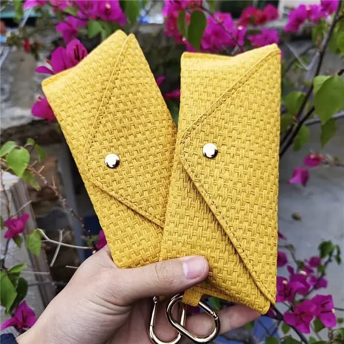 Étui à lunettes en cuir à motif tissé avec crochets