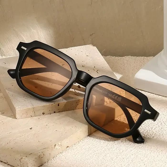 Lunettes de soleil rétro à monture polygonale avec branches rayées et rivets