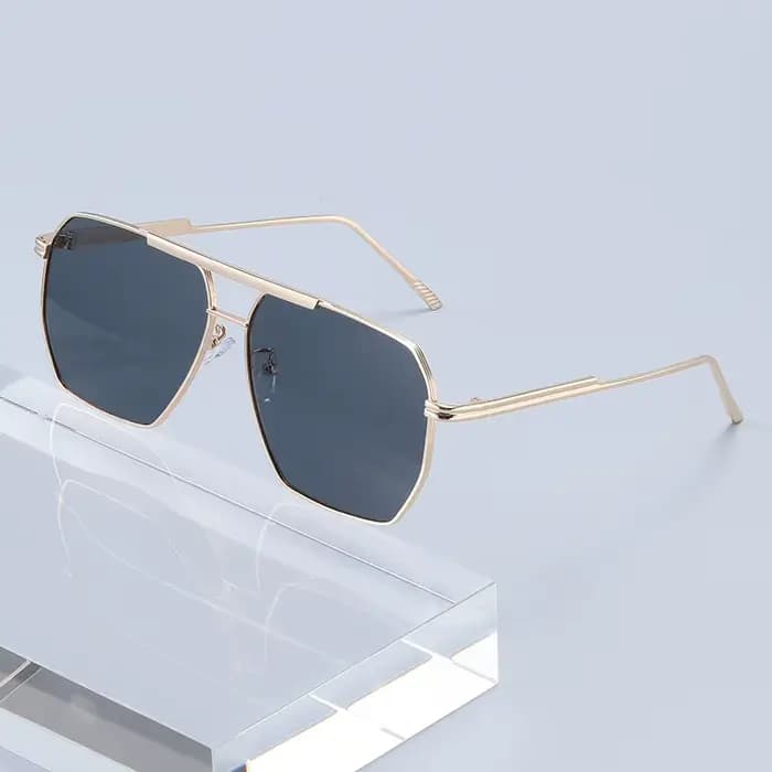 Lunettes de soleil pilote à monture dorée