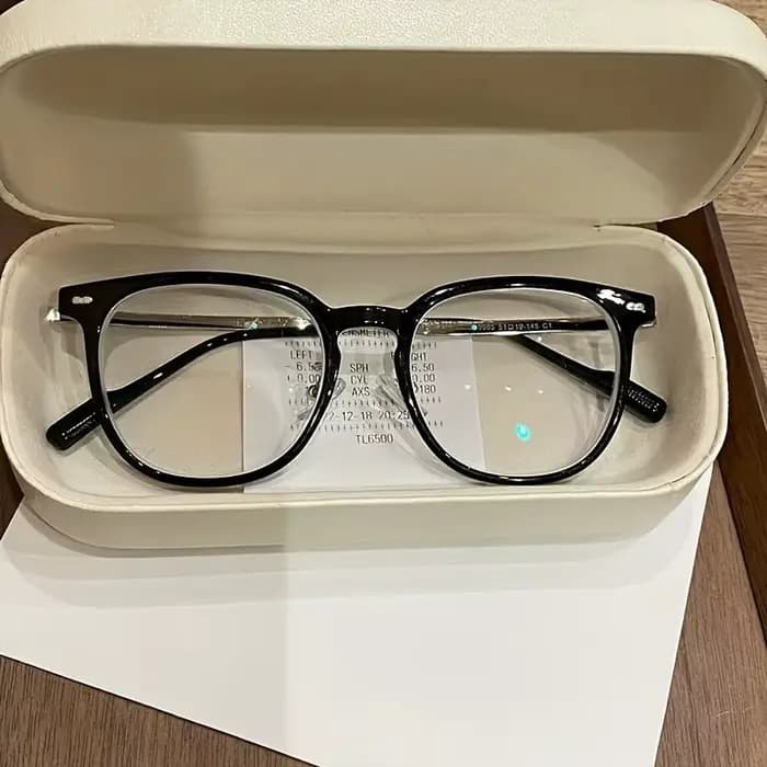 1 paire de lunettes carrées vintage marron