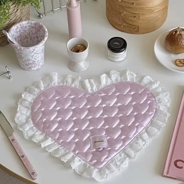 Dessous de verre en dentelle en forme de coeur avec surface satinée, isolation simple et dessous de verre résistant à la chaleur