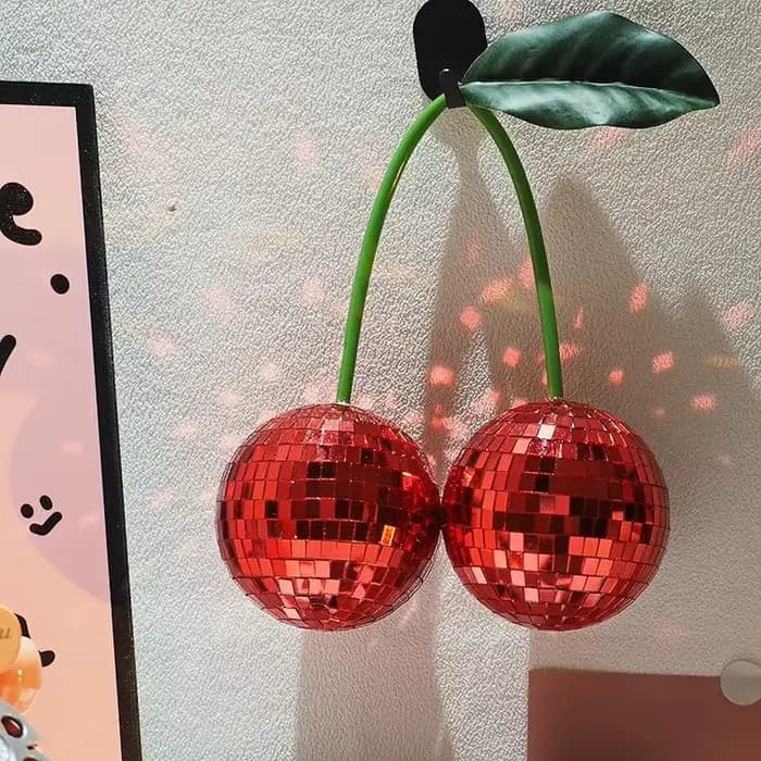 1 cerise disco décorative pour la décoration murale et intérieure, pouvant être accrochée aux murs avec des boules disco cerise et des décorations disco.