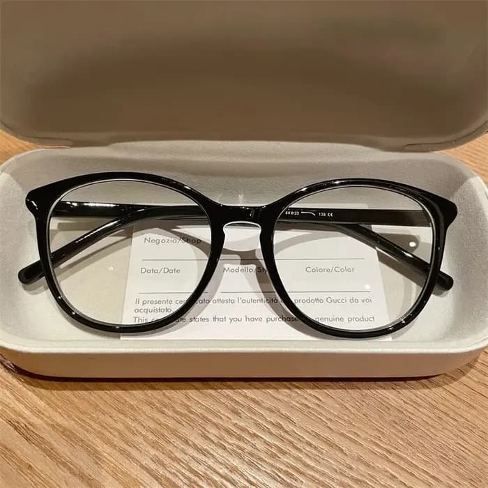 Lunettes classiques à monture noire pour femmes