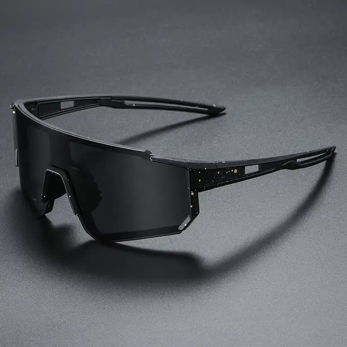 Une paire de lunettes élégantes pour hommes.