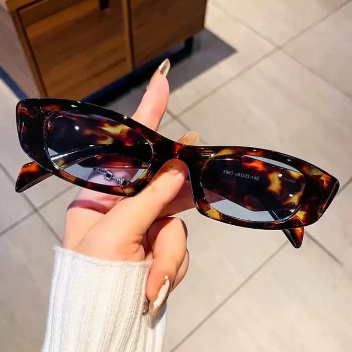 Lunettes de soleil tendance pour femme, nouveau style rétro ovale à monture large, pour un look cool et branché, style urbain pour fille branchée