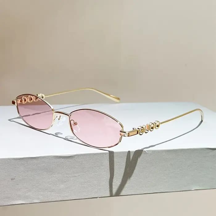Lunettes de soleil polygonales ovales de petite taille au design de marque avec branches métalliques à lettres