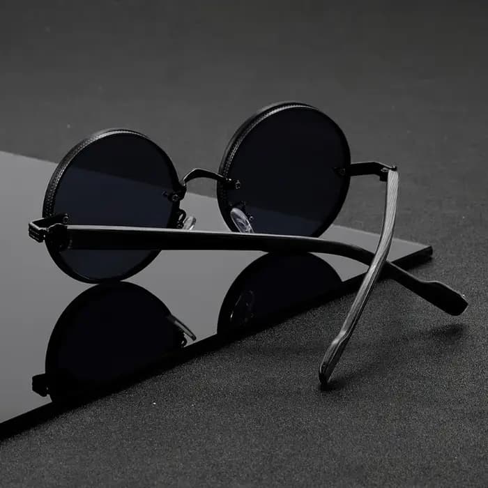 1 paire de lunettes de soleil UV rondes à monture complète, idéales pour l'extérieur et l'usage quotidien. Livré avec un chiffon de nettoyage et des coussinets de nez antidérapants.
