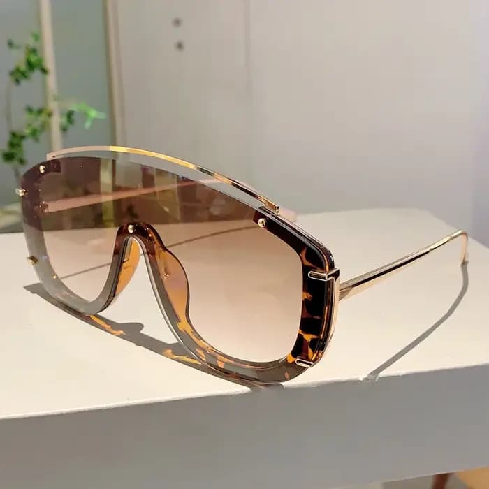 Lunettes de soleil tendance léopard pour femme