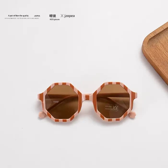 Lunettes de soleil à la mode pour enfants avec plusieurs lunettes de soleil pour bébé, tandis que le
