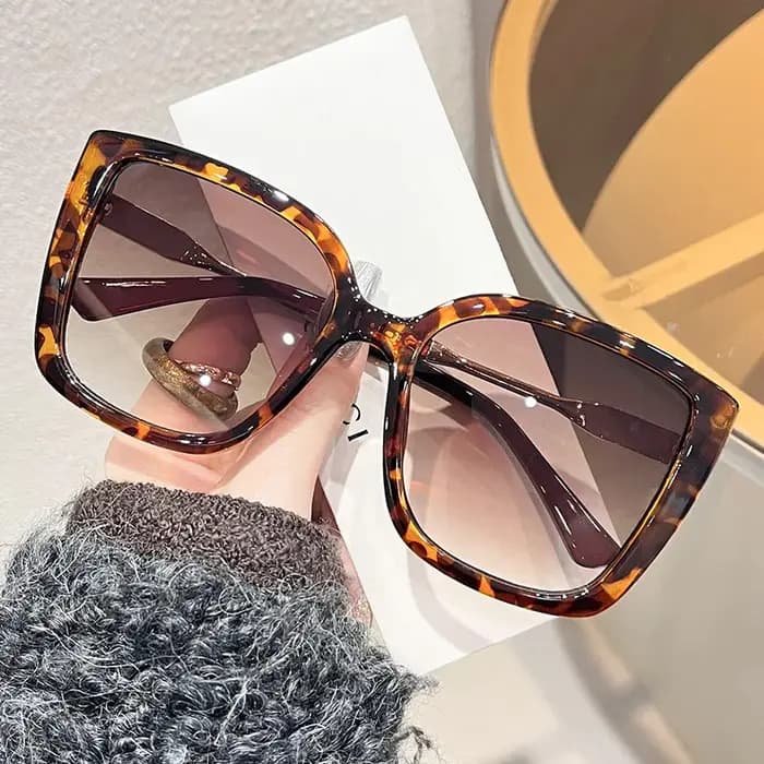 Nouvelles Lunettes de Soleil Femme 2026 Tendance Rétro Polyvalentes en Dentelle Colorées de Haute Qualité Monture Large Carrée