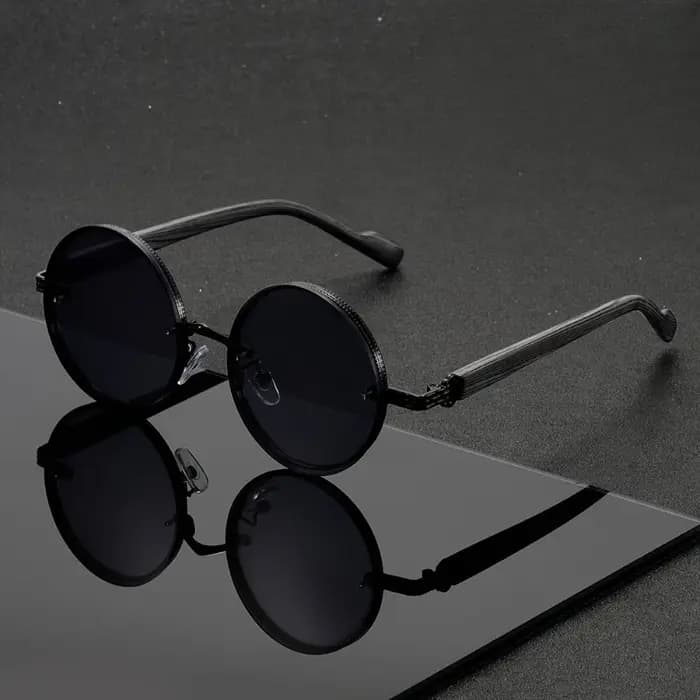 1 paire de lunettes de soleil UV rondes à monture complète, idéales pour l'extérieur et l'usage quotidien. Livré avec un chiffon de nettoyage et des coussinets de nez antidérapants.
